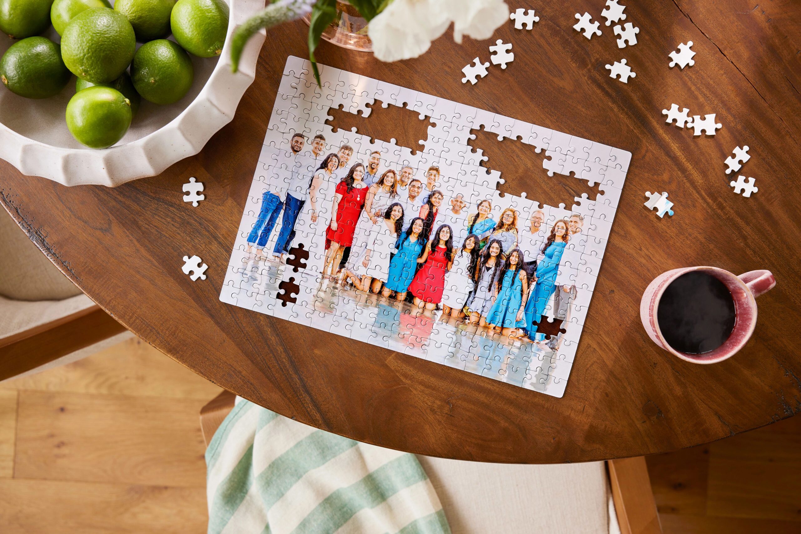 photo puzzle with picture of a large family